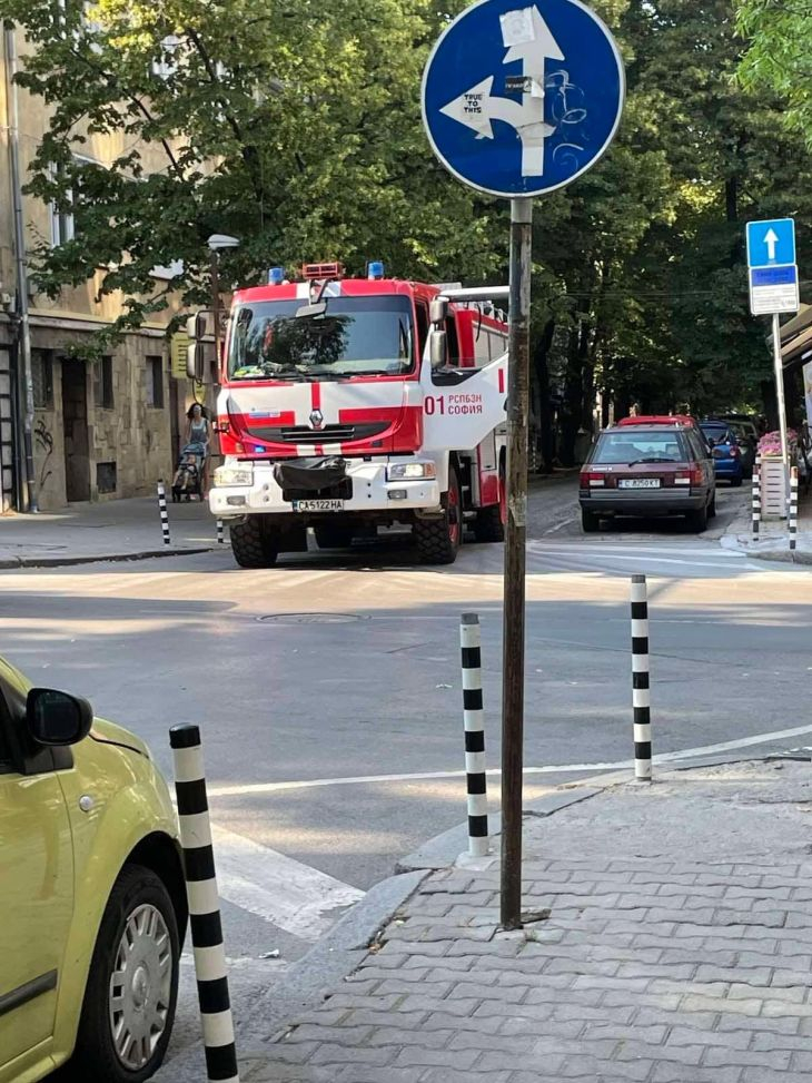 Първо в БЛИЦ: Опасен пожар стресна центъра на София СНИМКИ