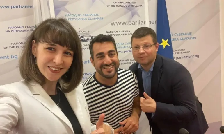 По детски и безоблачно: Депутат на ПП си направи СЕЛФИ, но последвалото ще ви шокира