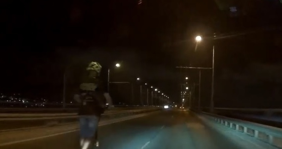 Стана мода: Мъж с тротинетка изпреваря коли като хала на Аспаруховия мост ВИДЕО