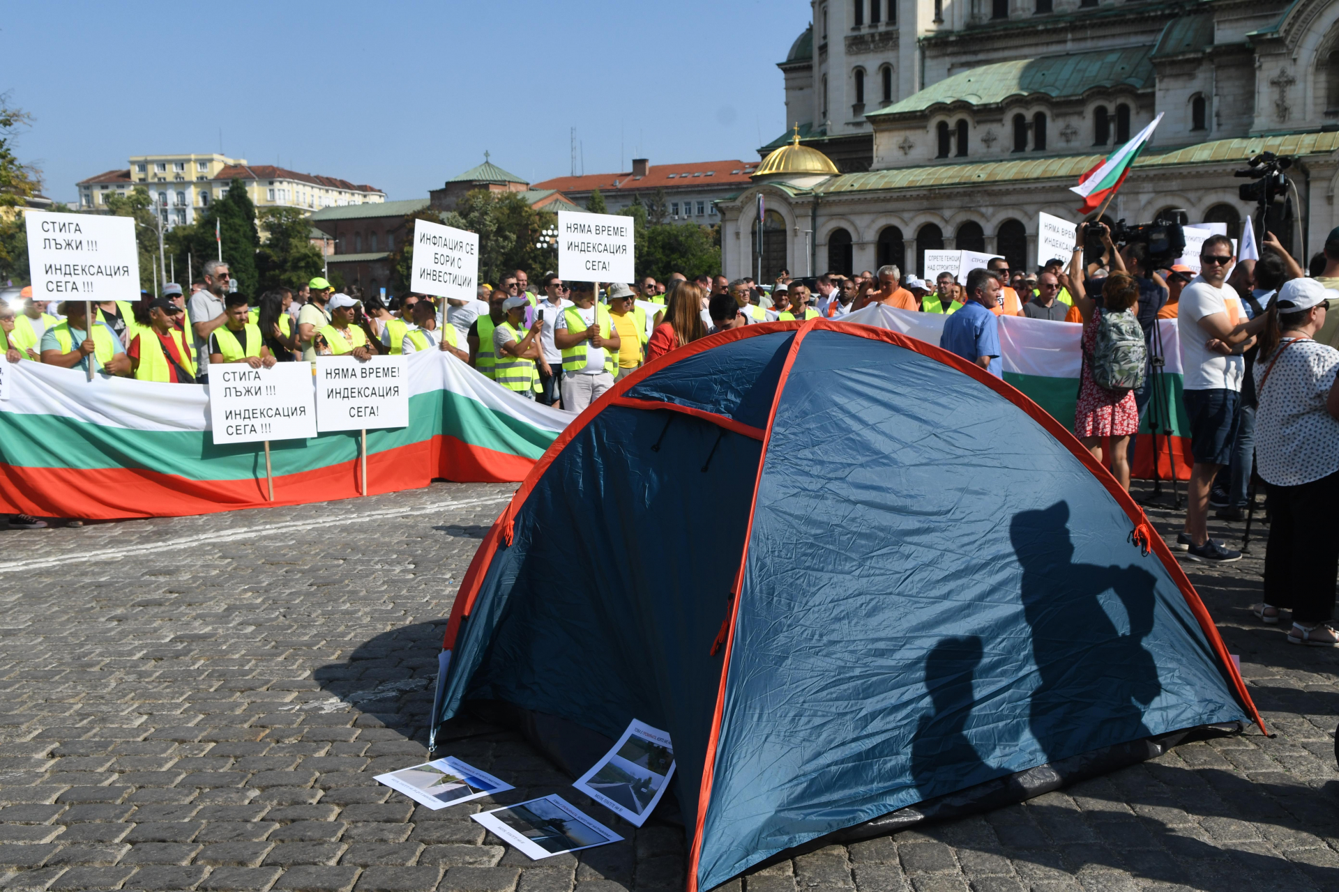 Втори ден протести на пътните строители 