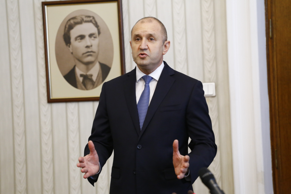 Политолог заговори за тайно съгласие между президента и партиите, целта е...