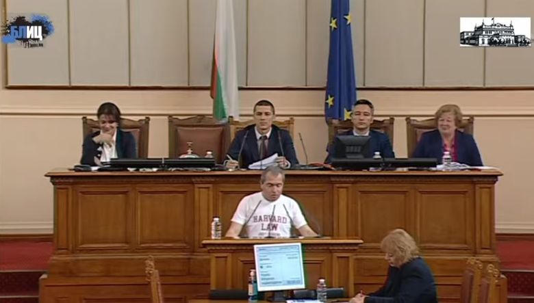 Тошко Йорданов взриви парламента със заядлива тениска, годеникът на Лена го порица