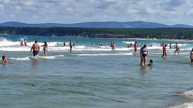 Видяха червен флаг на плажа в Приморско, но нагазиха в морето и...