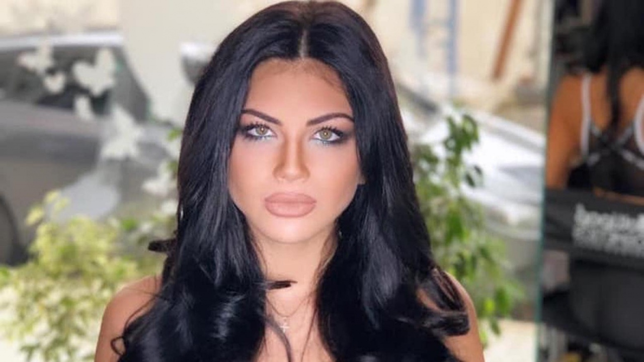 Мис България 2020 се пусна по прозрачен сутиен от спалнята, защото... СНИМКА 18+