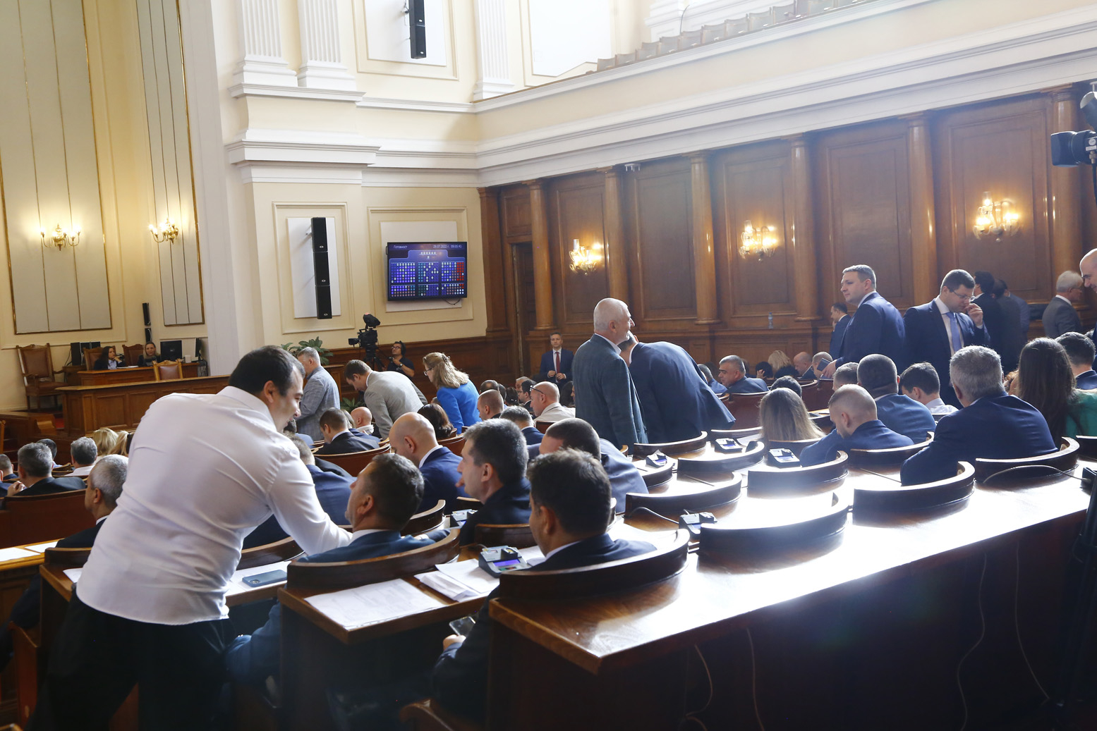 Бивша министърка от ГЕРБ вдигна червен картон на парламента