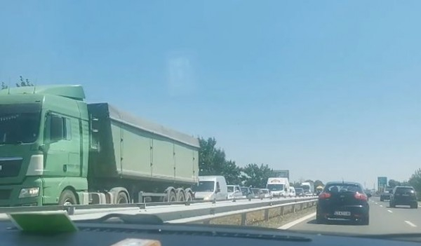 Магистрала "Тракия" до Пловдив е блокирана, колите пълзят СНИМКИ