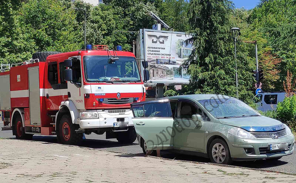 Автомобил на украински бежанци пламна като факла в Кърджали СНИМКА