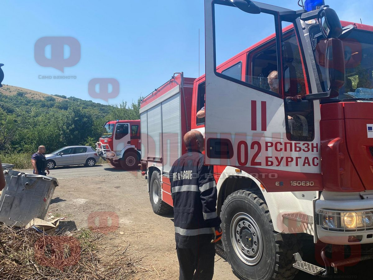3 пожарни гасят огъня край Бургас 