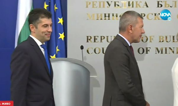 Пълен шаш! Какви ги свърши Петков при сдаване на властта БЛИЦ TV