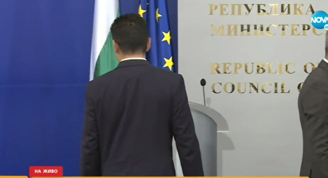 Пълен шаш! Какви ги свърши Петков при сдаване на властта БЛИЦ TV