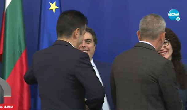 Пълен шаш! Какви ги свърши Петков при сдаване на властта БЛИЦ TV
