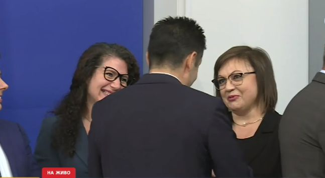 Пълен шаш! Какви ги свърши Петков при сдаване на властта БЛИЦ TV