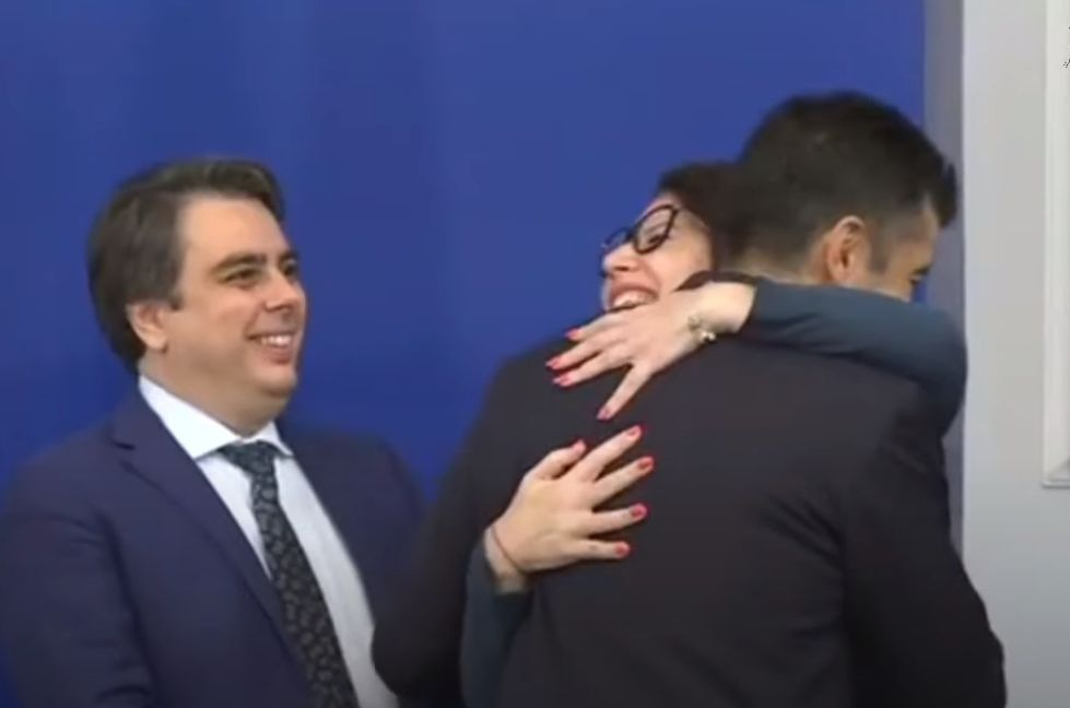 Пълен шаш! Какви ги свърши Петков при сдаване на властта БЛИЦ TV