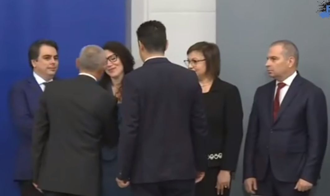 Пълен шаш! Какви ги свърши Петков при сдаване на властта БЛИЦ TV