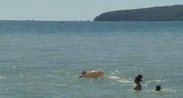 Какво е това в морето до Варна? Гъсто, кафеникаво-зелено и миризливо СНИМКА