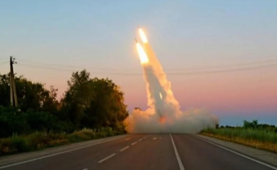 ВИДЕО от войната: Показаха едновременни удари от четири HIMARS