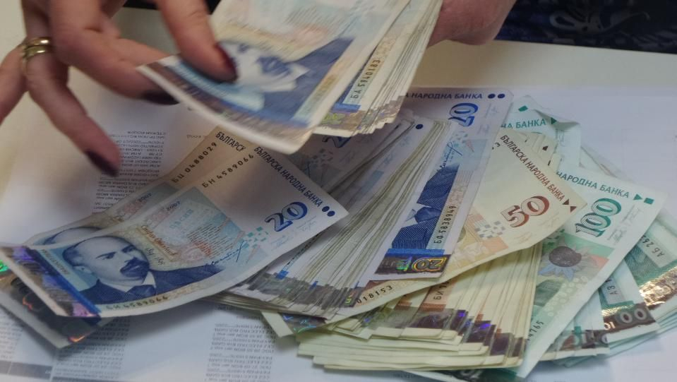 Прогнозират скок на сивата икономика заради Петков