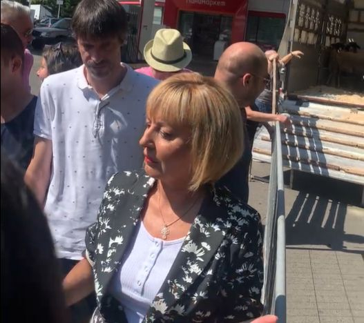 Шок! Мая Манолова разтоварва овце на столична бензиностанция ВИДЕО