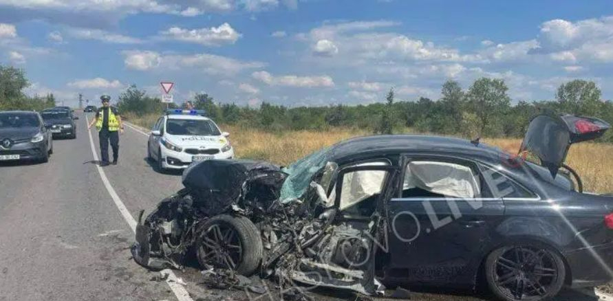 "Ауди" се вряза челно в кран в Хасковско, линейки хвърчат към болницата СНИМКИ