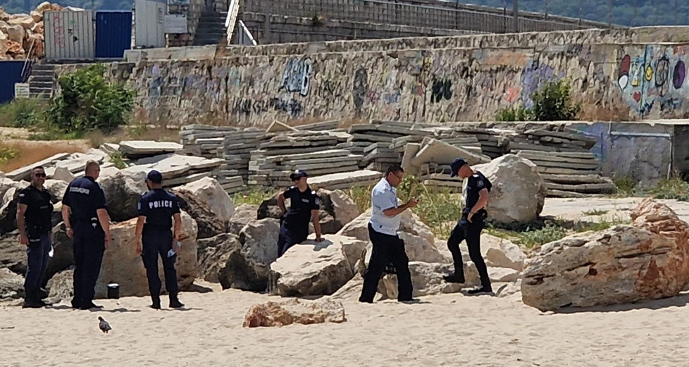 Паника на южния плаж във Варна, почерня от полиция заради... СНИМКИ