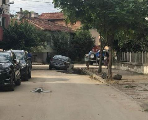 Улица в Пазарджик се сдоби с блато, а то глътна кола СНИМКИ