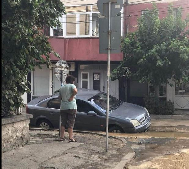 Улица в Пазарджик се сдоби с блато, а то глътна кола СНИМКИ