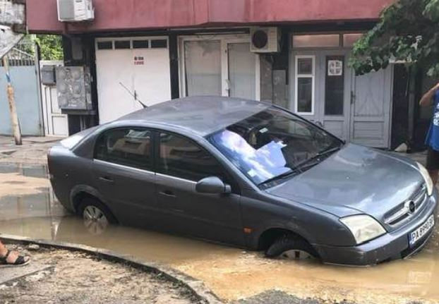 Улица в Пазарджик се сдоби с блато, а то глътна кола СНИМКИ