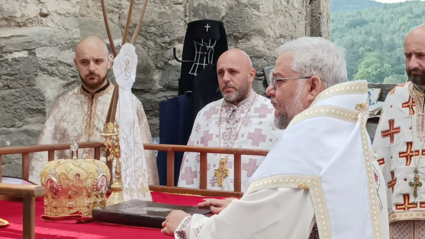 Такова нещо край потопената в язовир „Жребчево“ църква отдавна не е ставало СНИМКИ 