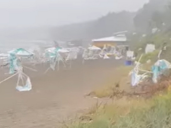 Страшна буря връхлетя Ахтопол, помете плажа и всичко по пътя си ВИДЕО 