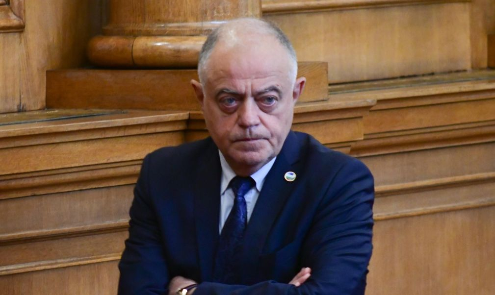 Ген. Атанасов опита да блесне с кръчмарски хумор, мрежата го затапи 
