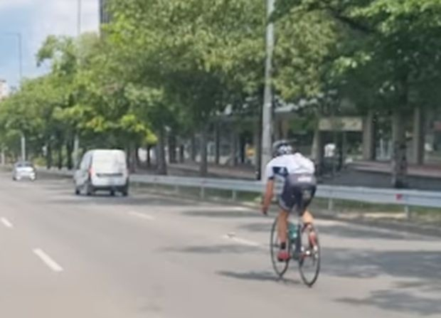 Мрежата завря заради изпълненията на "новото камикадзе в София" ВИДЕО