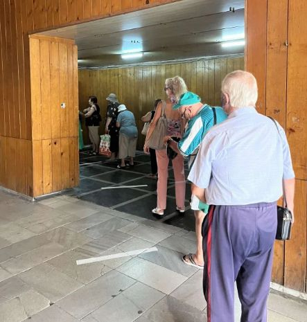 Вирус не ги лови! Безстрашни пенсионери се подредиха за пари СНИМКИ