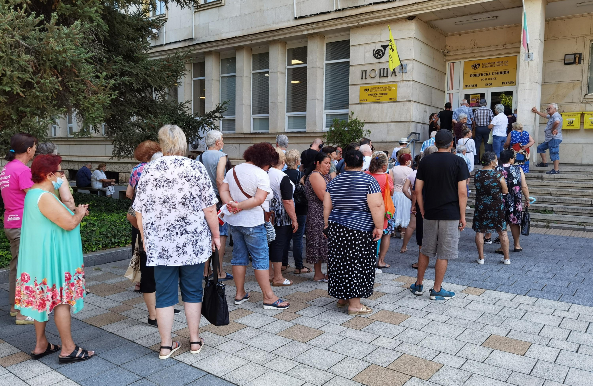 Вирус не ги лови! Безстрашни пенсионери се подредиха за пари СНИМКИ