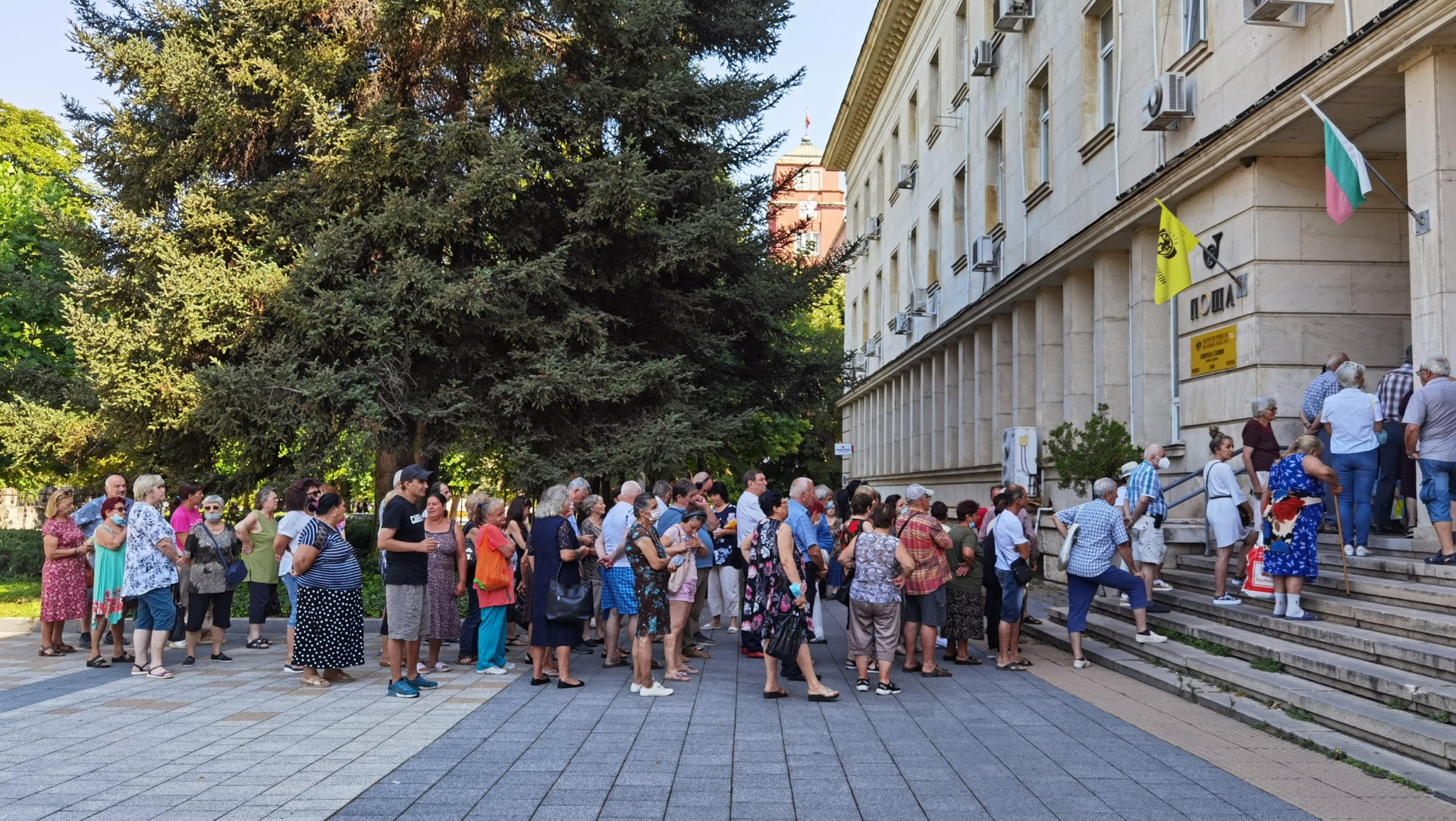 Вирус не ги лови! Безстрашни пенсионери се подредиха за пари СНИМКИ