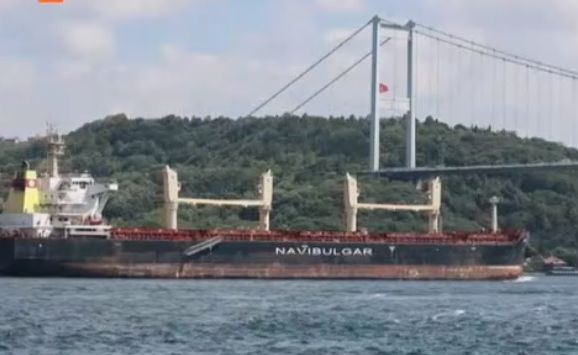 Корабът "Рожен" пресече Босфора, а четирима български моряци...