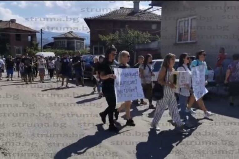 Българи и роми заедно на бунт заради зверството в Микрево СНИМКИ