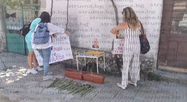 Българи и роми заедно на бунт заради зверството в Микрево СНИМКИ