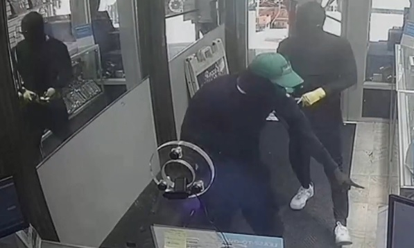 ВИДЕО запечата обир за над 2 милиона долара в центъра на Ню Йорк