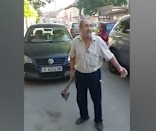 Кошмар в Шумен! Мъж с брадва крещи: "Ще те разсека" ВИДЕО