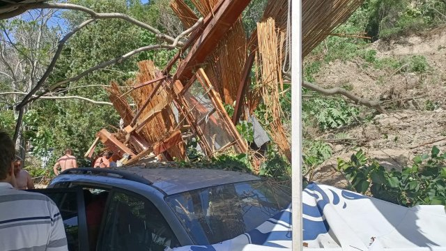 Свлачище се стовари върху заведение до Албена, има затрупани хора СНИМКИ