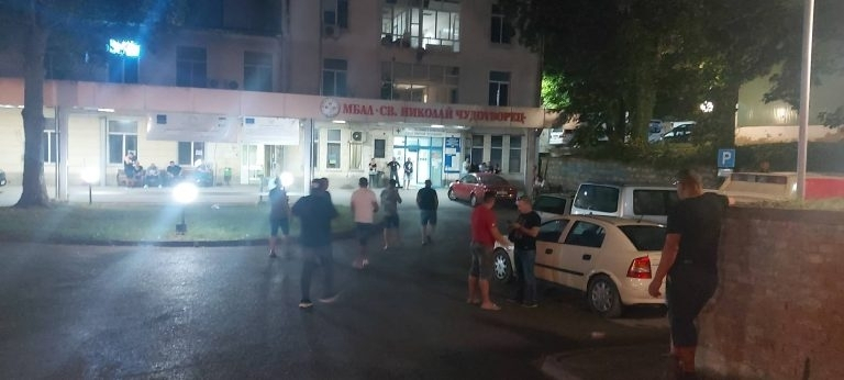 Почина бащата на двама братя, пребит от банда роми в Лом