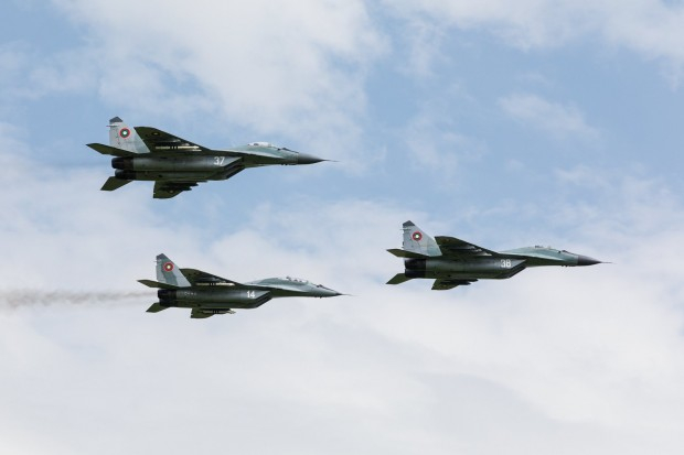 Военни самолети край Пловдив вбесиха хората