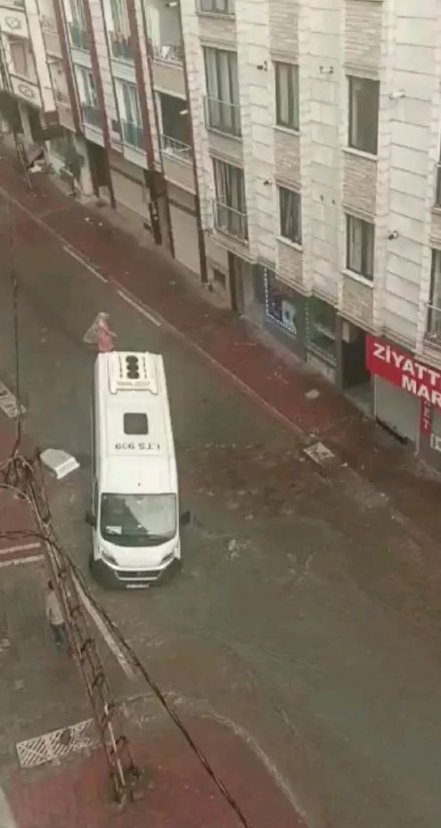 Потоп удави Истанбул! Апокалиптични СНИМКИ и ВИДЕО