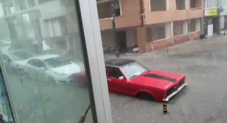 Потоп удави Истанбул! Апокалиптични СНИМКИ и ВИДЕО