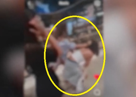 Брутално ВИДЕО 18+ от свиреп бой в мол между невръстни ученички потресе България