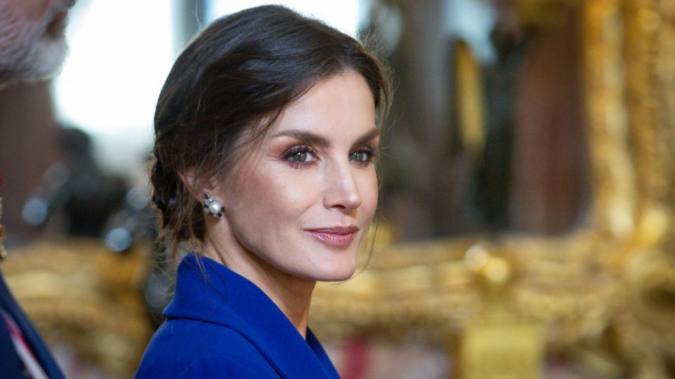 Кралица Летисия показа стройни бедра в твърде къса рокля СНИМКИ 18+