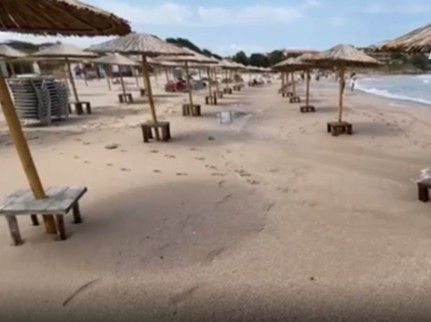 Стряскаща гледка от известен наш плаж посред лято ВИДЕО 