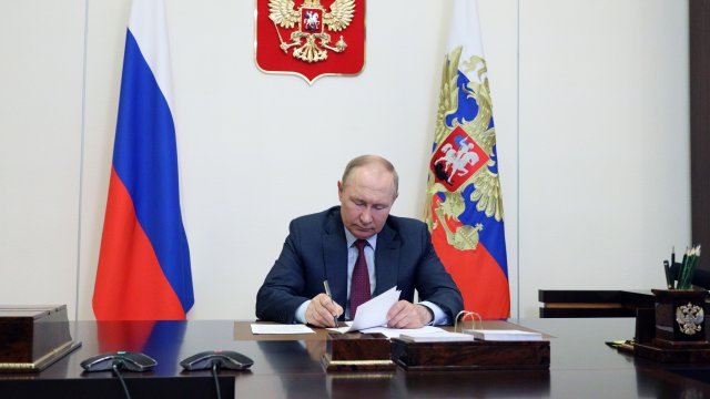 Путин смени голям военен шеф след експлозиите в авиобазата в Крим