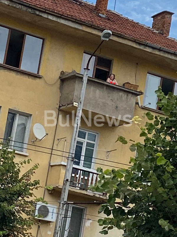 Зрелище! Разкрепостена врачанка излезе на тераса и размята бомбите си СНИМКИ 18+