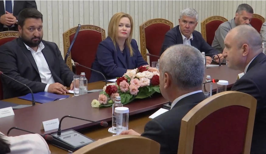 Строителите на интерконектора докладваха на Радев: Погълнахме животното, остана само опашката!